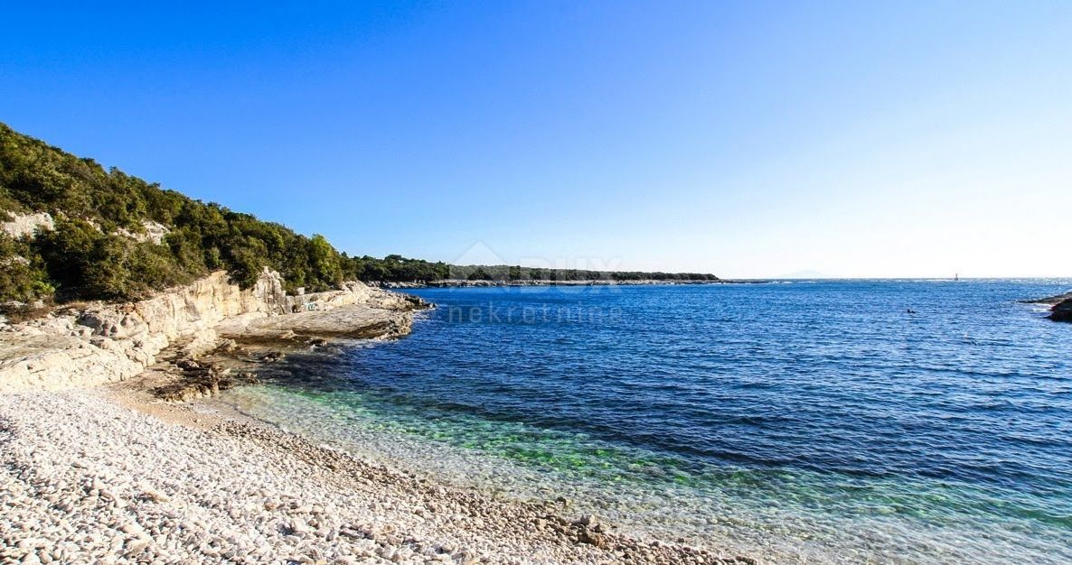 ISTRIA, KAVRAN - Interessante terreno edificabile ideale per la costruzione di una villa/complesso di ville/casa familiare/casa per le vacanze