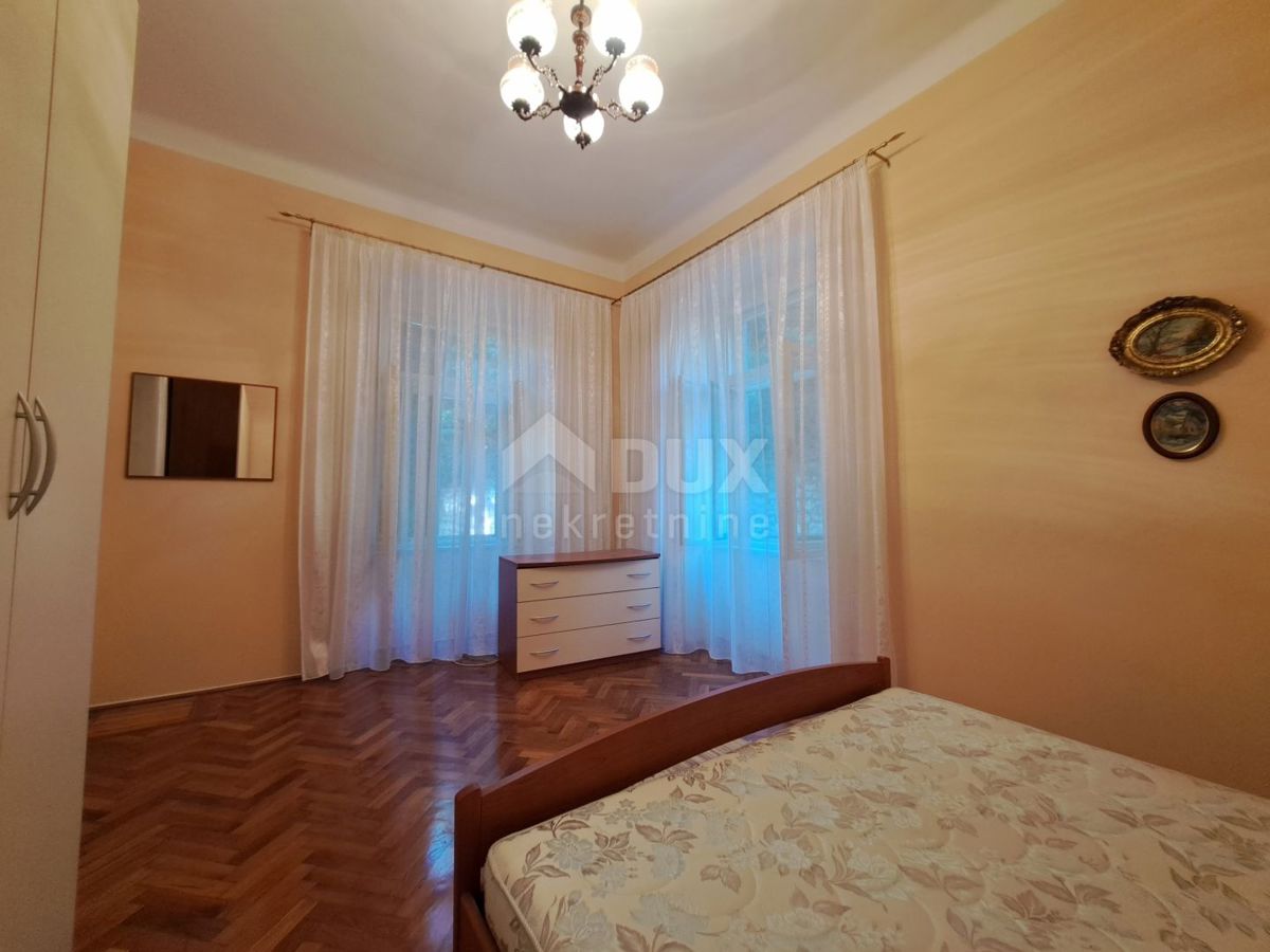 OPATIJA, VOLOSKO - appartamento 115 m2 con terrazza a tre passi dal mare