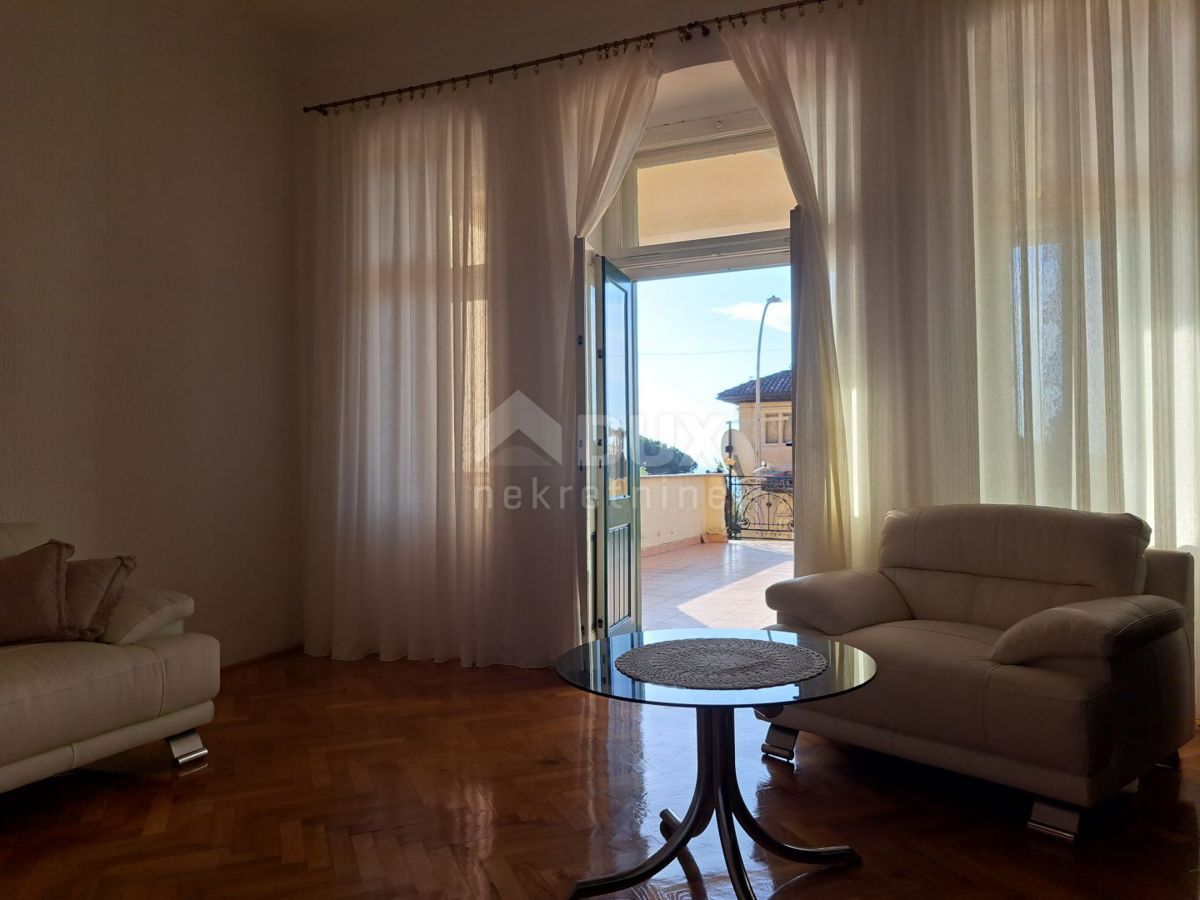 OPATIJA, VOLOSKO - appartamento 115 m2 con terrazza a tre passi dal mare