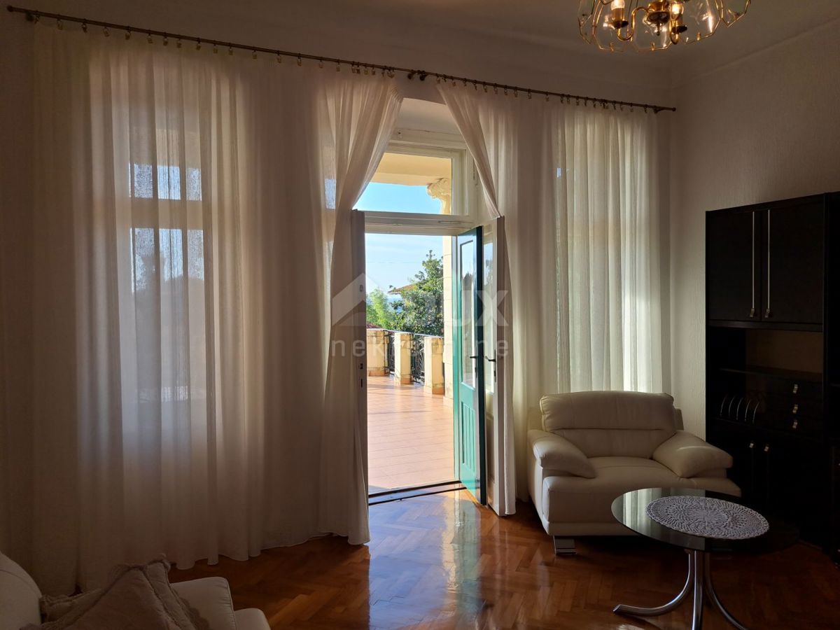 OPATIJA, VOLOSKO - appartamento 115 m2 con terrazza a tre passi dal mare