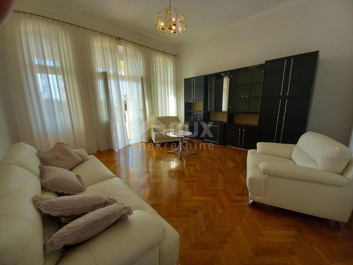 OPATIJA, VOLOSKO - appartamento 115 m2 con terrazza a tre passi dal mare