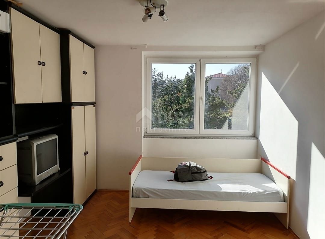 RIJEKA, TURNIĆ - appartamento 64 m2 2 camere da letto + balcone in un'ottima posizione! URGENTEMENTE! OPPORTUNITÀ!