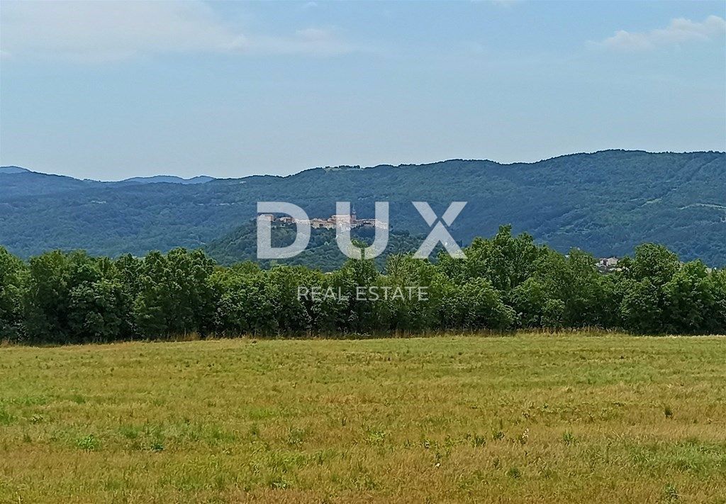 ISTRIA, BUZET - Fantastico terreno edificabile con vista sul centro storico di Pinguente e sulle colline