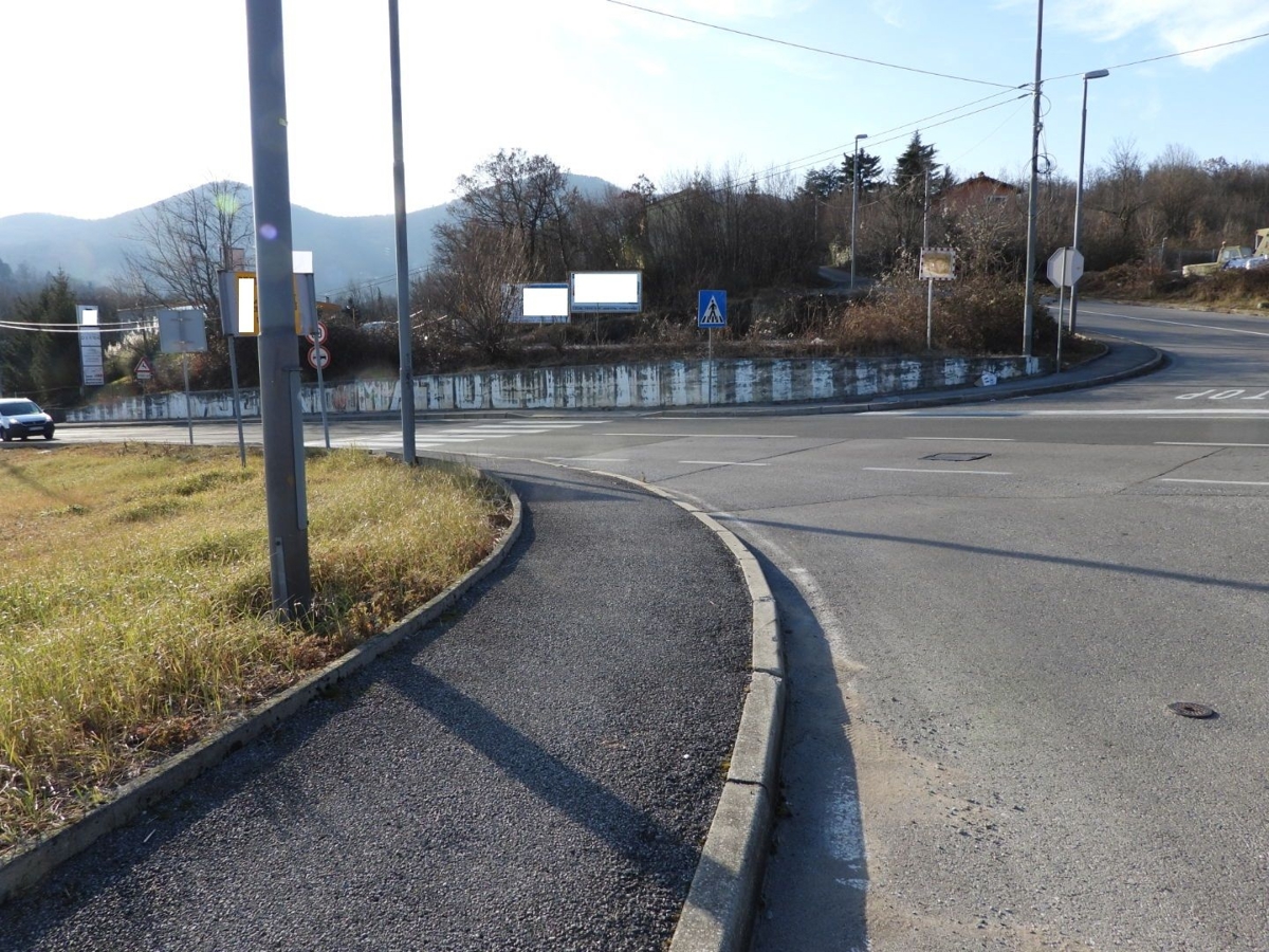 MATULJI - MIHELIĆI - terreno asfaltato 834m2 vicino ad una strada principale trafficata 