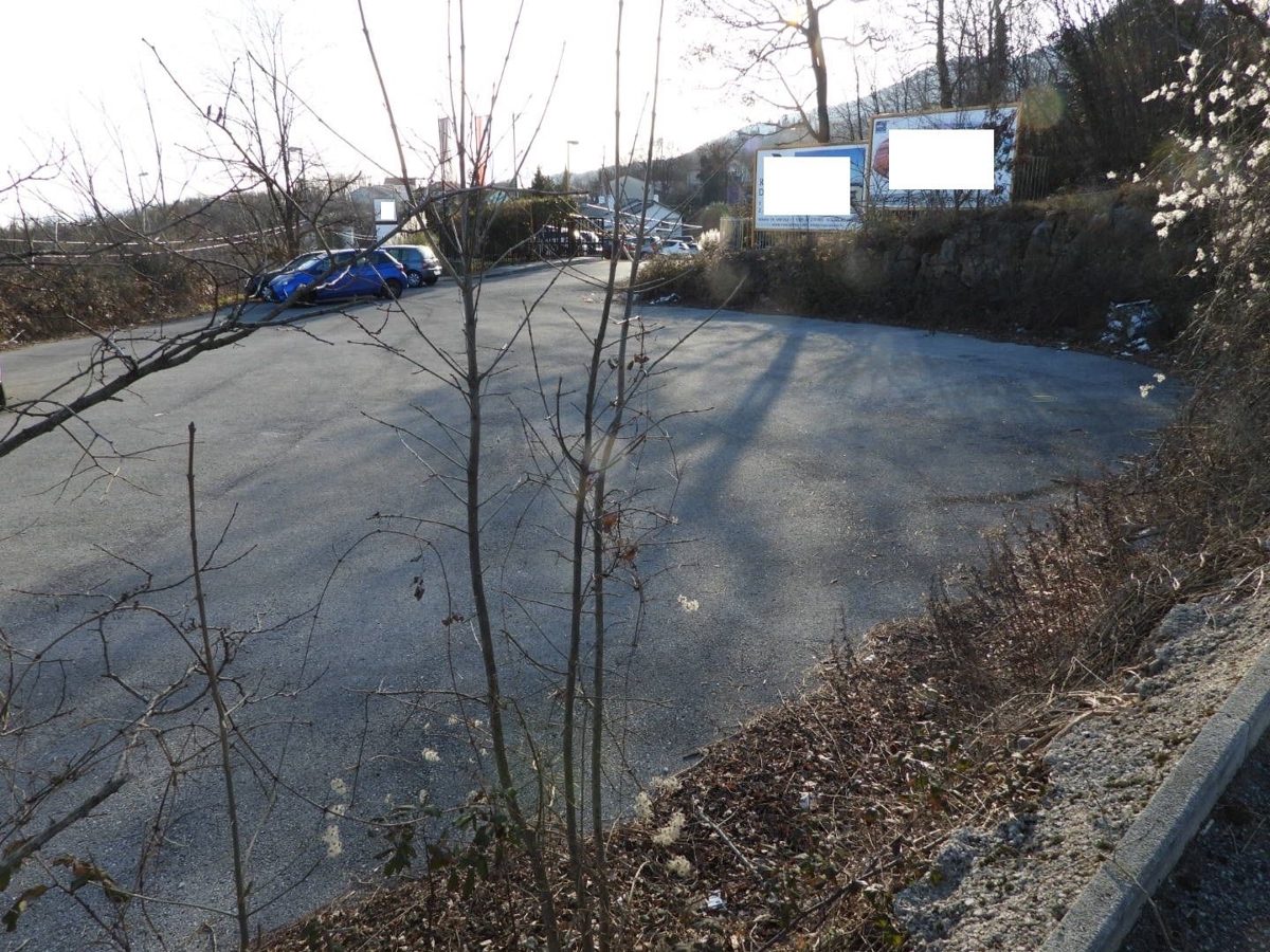 MATULJI - MIHELIĆI - terreno asfaltato 834m2 vicino ad una strada principale trafficata 