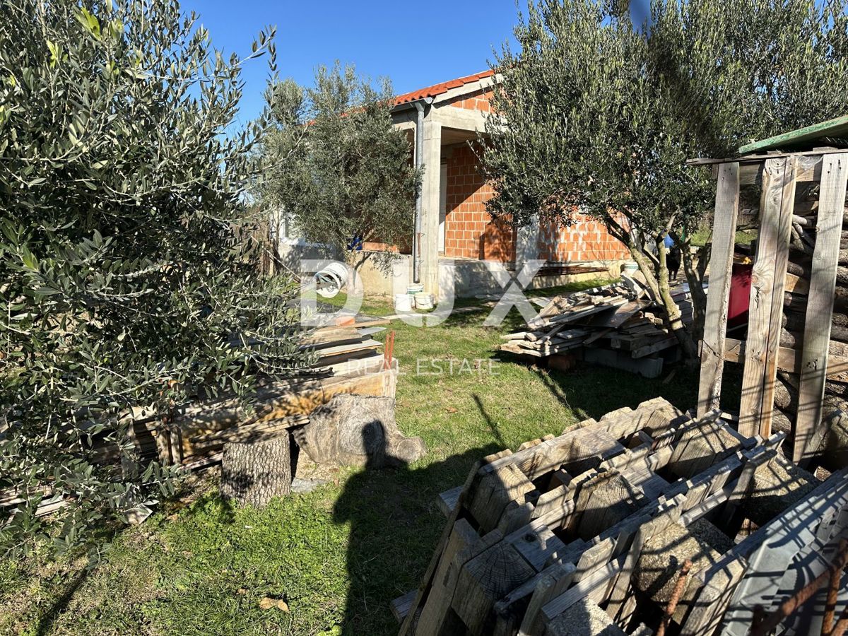 CRNO, ZARA - Terreno recintato con casetta da giardino!