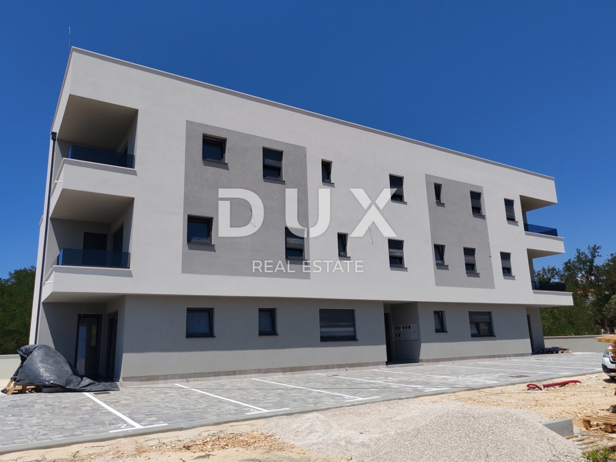 ZADAR, PRIVLAKA - Elegante appartamento con giardino a 110 metri dal mare! S2