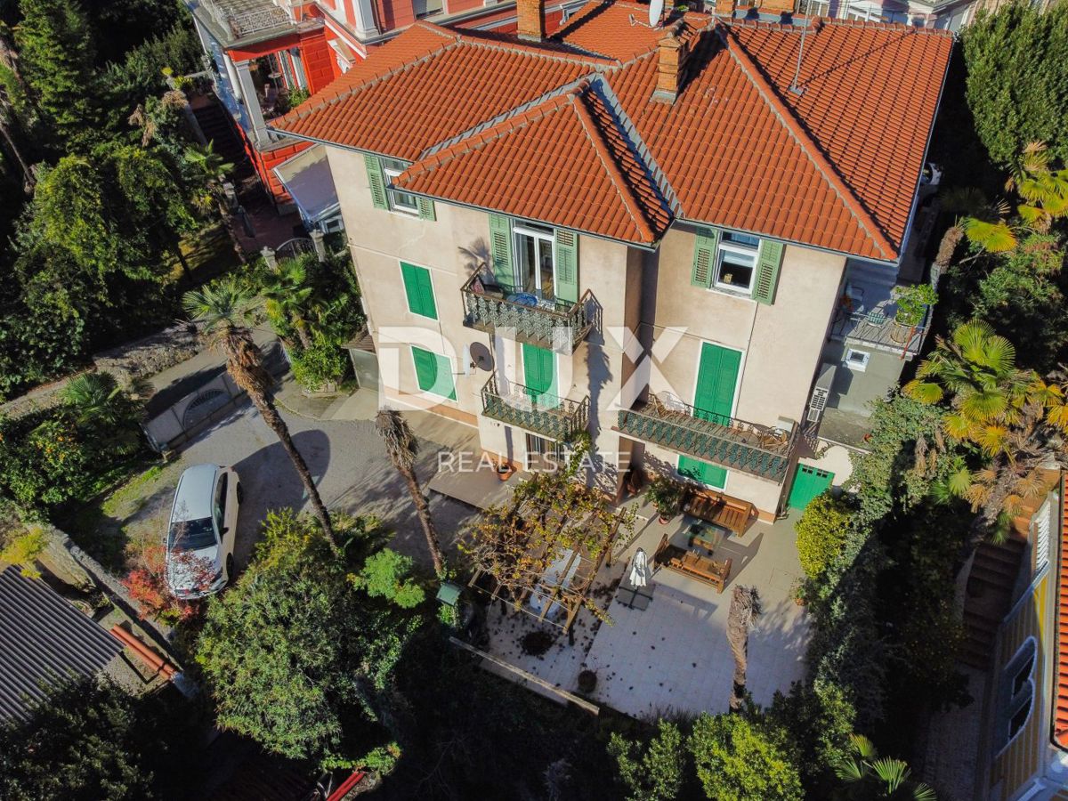 OPATIJA, CENTRO - appartamento su due piani in una villa storica a soli 50 metri dal mare nel centro di Opatija, parcheggio