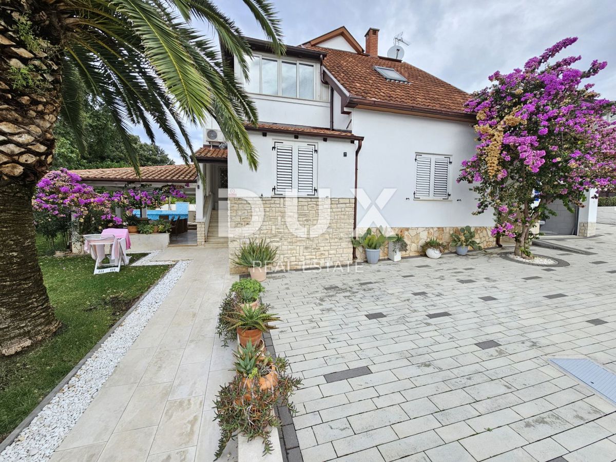 ISTRIA, PJEŠČANA UVALA - Bellissima villa con appartamenti a pochi passi dalla spiaggia!