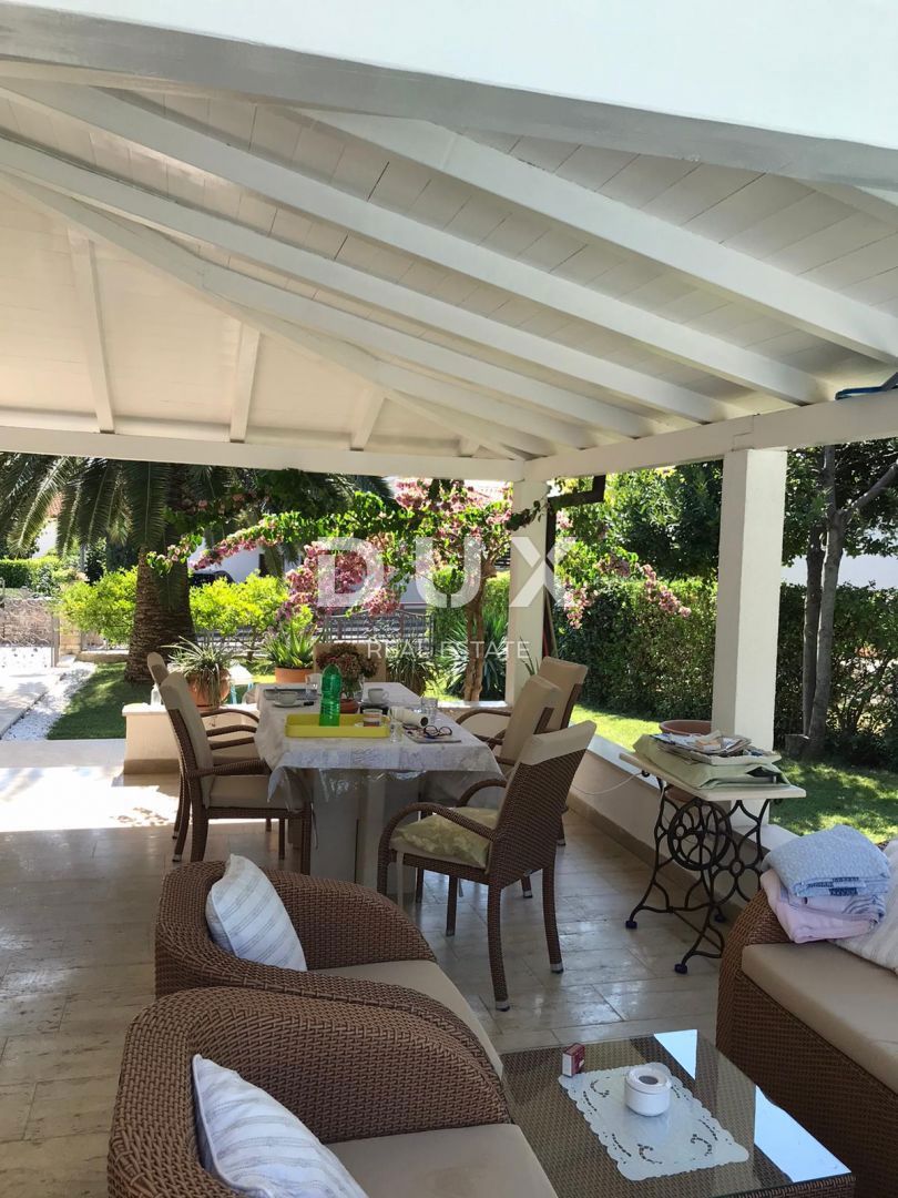ISTRIA, PJEŠČANA UVALA - Bellissima villa con appartamenti a pochi passi dalla spiaggia!