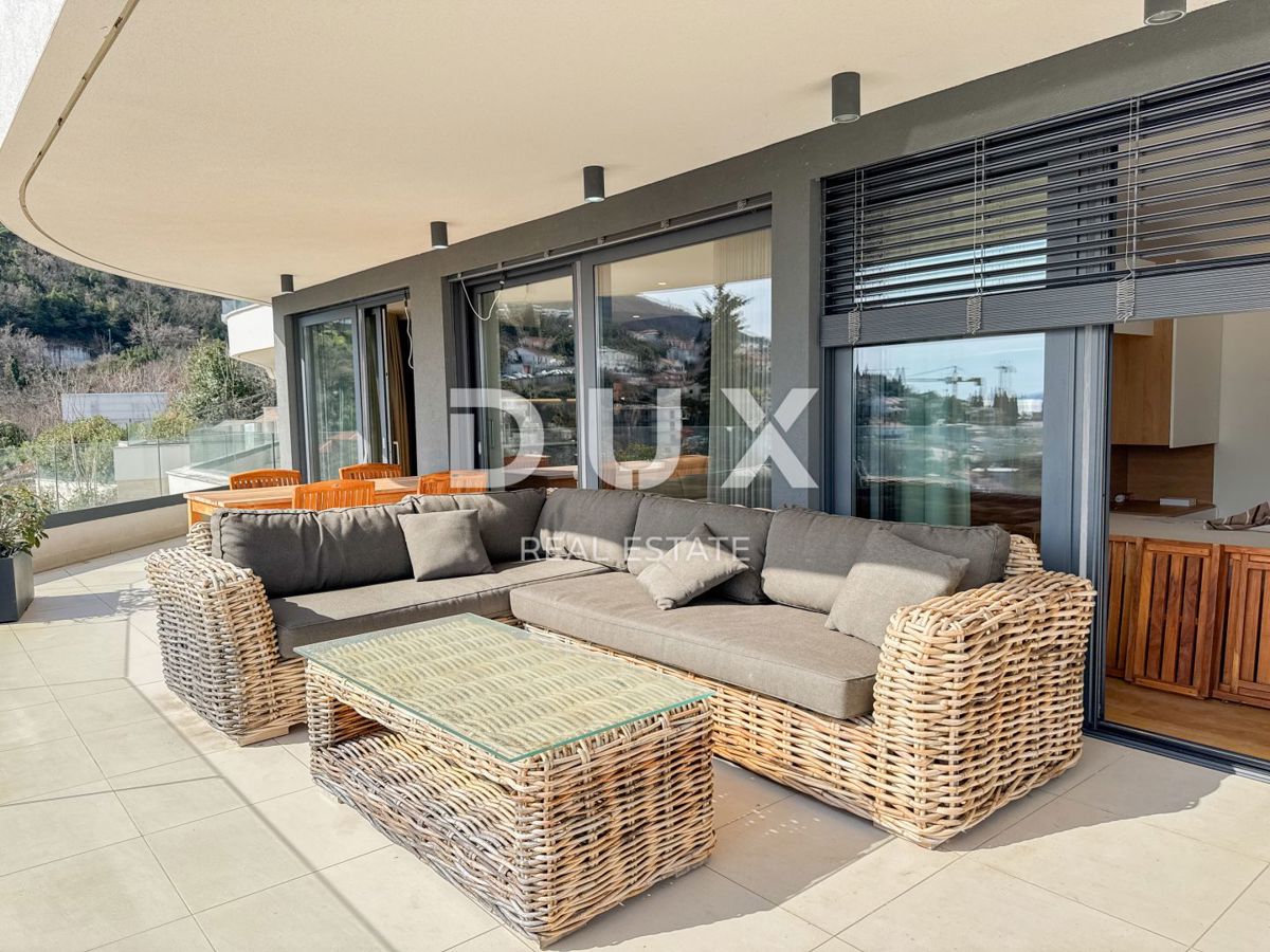 OPATIJA, CENTRO - moderno appartamento con piscina privata, ampia terrazza e vista mare nel centro di Opatija