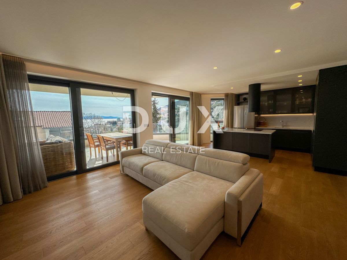 OPATIJA, CENTRO - moderno appartamento con piscina privata, ampia terrazza e vista mare nel centro di Opatija