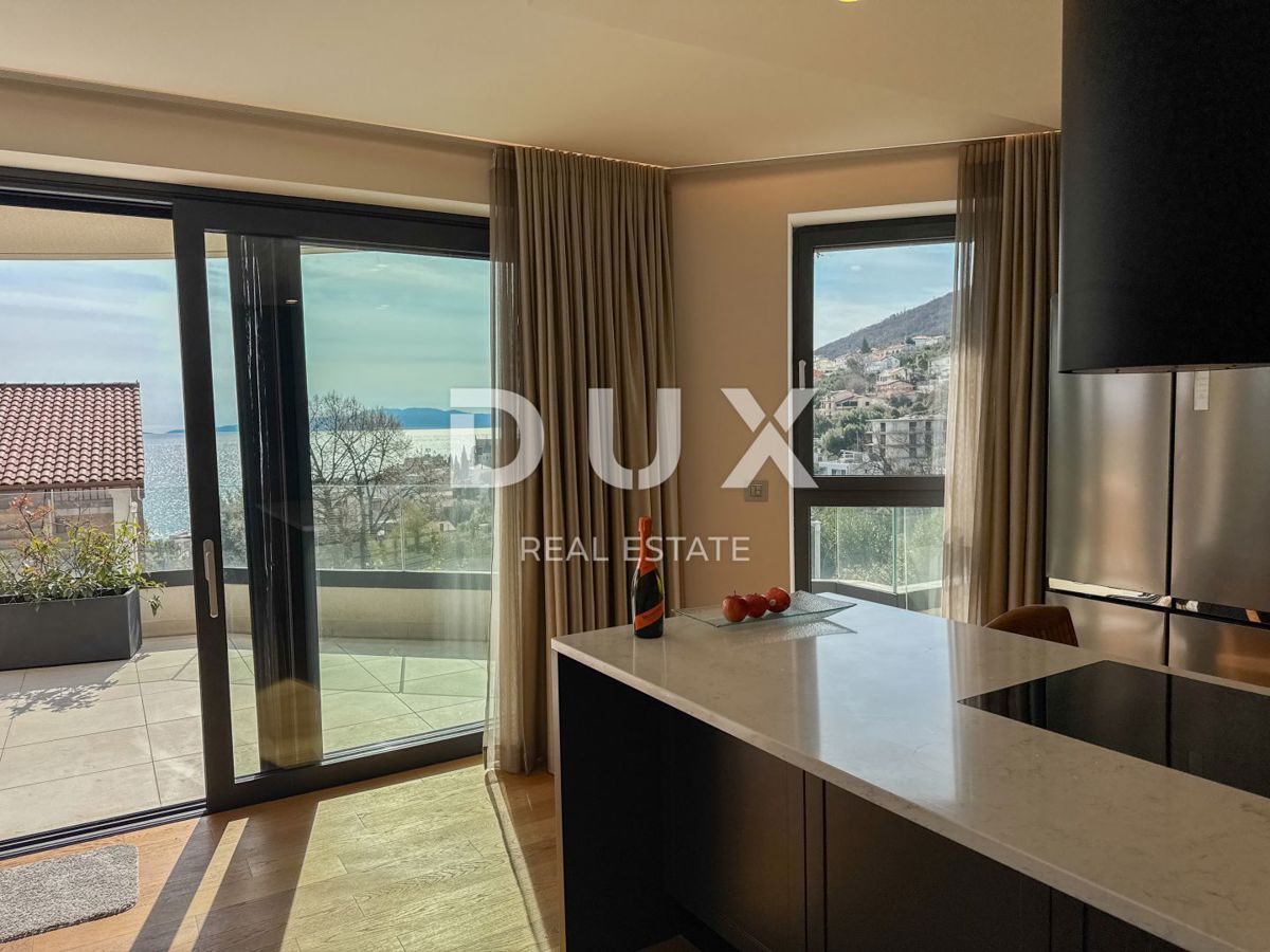 OPATIJA, CENTRO - moderno appartamento con piscina privata, ampia terrazza e vista mare nel centro di Opatija