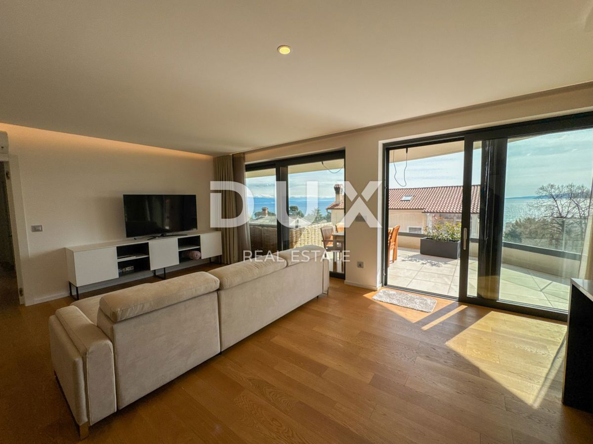 OPATIJA, CENTRO - moderno appartamento con piscina privata, ampia terrazza e vista mare nel centro di Opatija