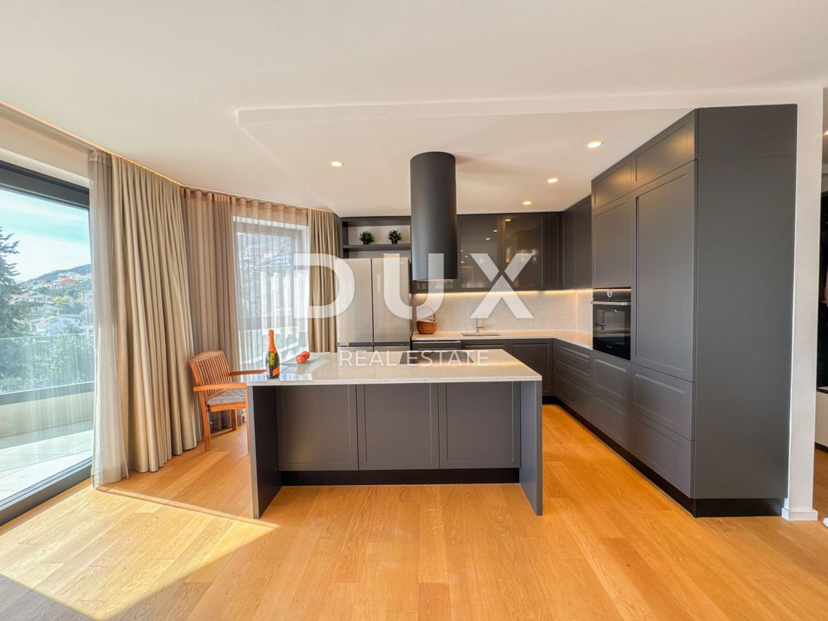 OPATIJA, CENTRO - moderno appartamento con piscina privata, ampia terrazza e vista mare nel centro di Opatija