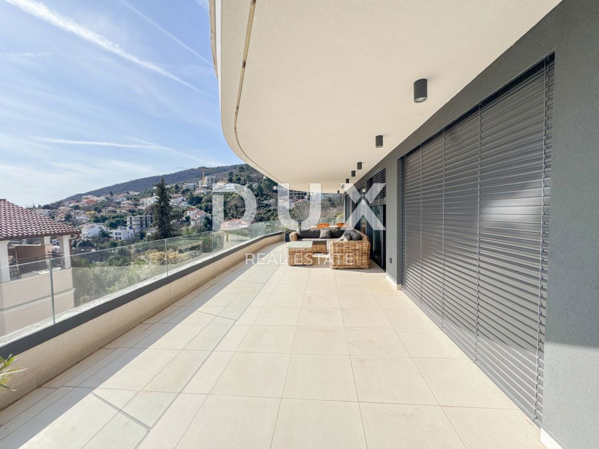 OPATIJA, CENTRO - moderno appartamento con piscina privata, ampia terrazza e vista mare nel centro di Opatija