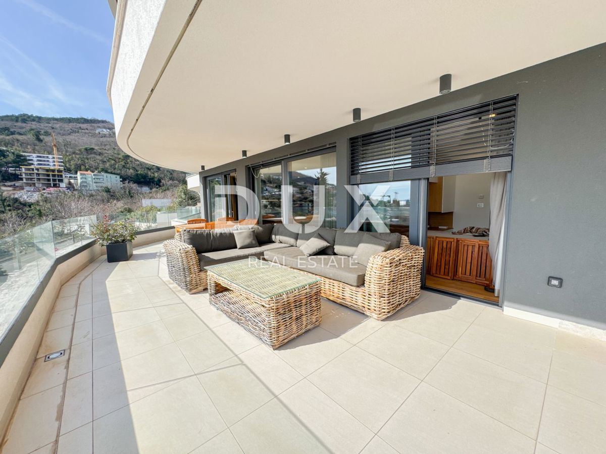 OPATIJA, CENTRO - moderno appartamento con piscina privata, ampia terrazza e vista mare nel centro di Opatija