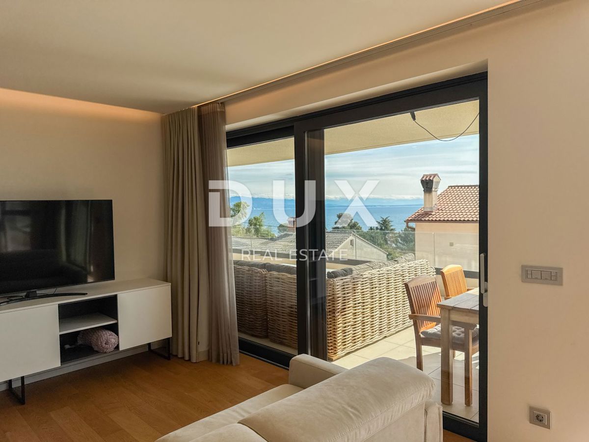 OPATIJA, CENTRO - moderno appartamento con piscina privata, ampia terrazza e vista mare nel centro di Opatija