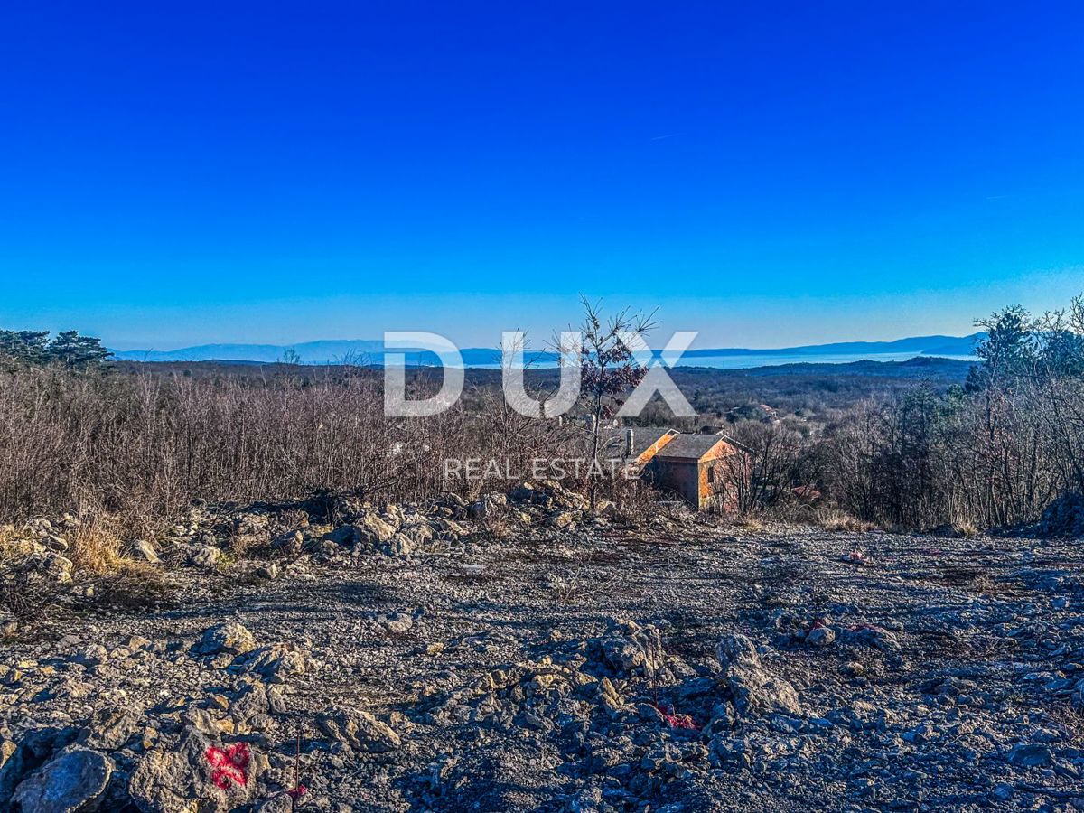 KLANA, ŠKALNICA – Terreno edificabile in posizione privilegiata. VISTA MARE.