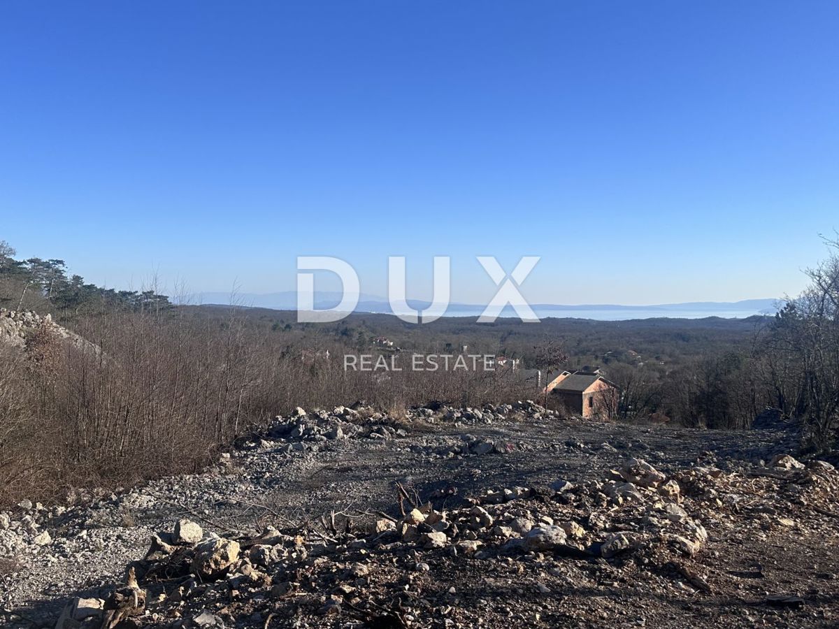 KLANA, ŠKALNICA – Terreno edificabile in posizione privilegiata. VISTA MARE.