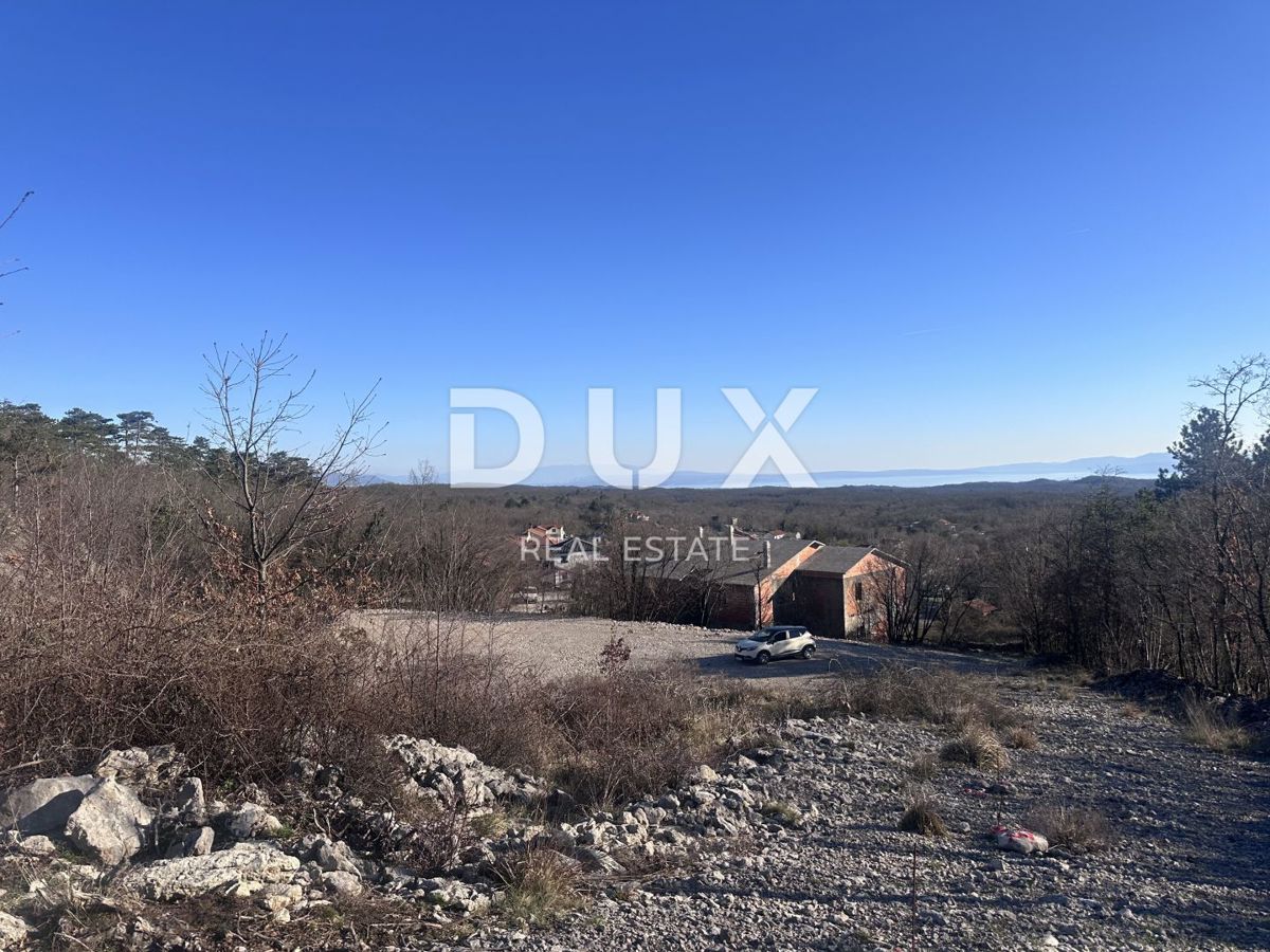 KLANA, ŠKALNICA – Terreno edificabile in posizione privilegiata. VISTA MARE.