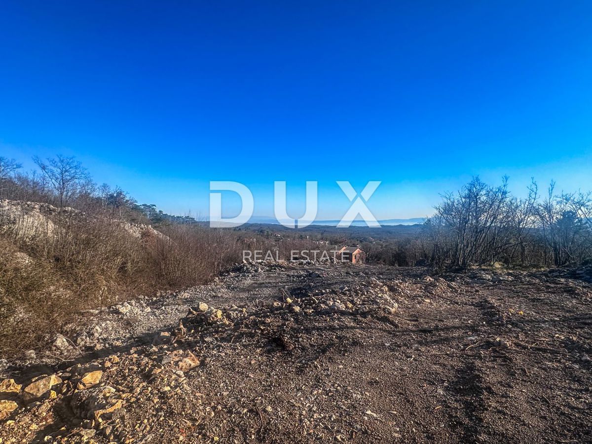 KLANA, ŠKALNICA – Terreno edificabile in posizione privilegiata. VISTA MARE.
