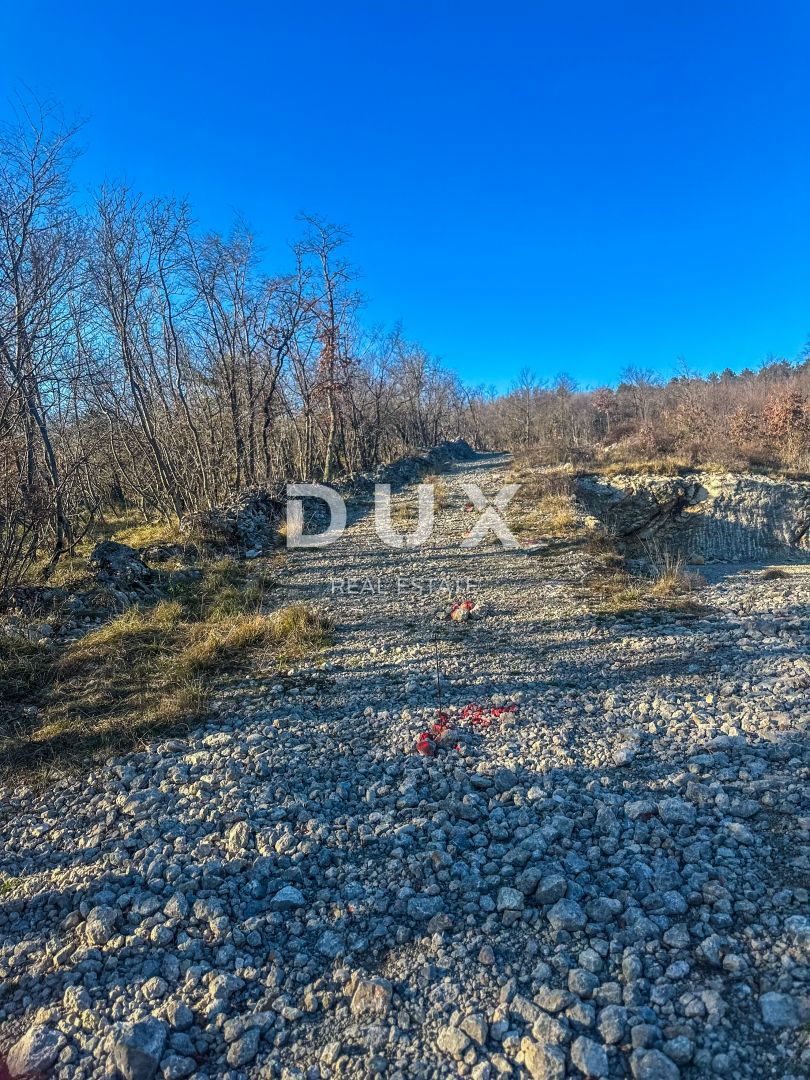 KLANA, ŠKALNICA – Terreno edificabile in posizione privilegiata. VISTA MARE.