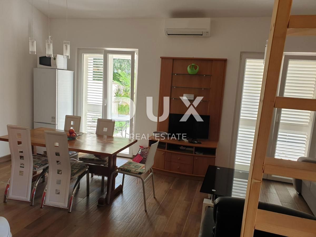ISTRIA, MEDULIN - Casa a un piano con parcheggio e cortile a 120 m dalla spiaggia