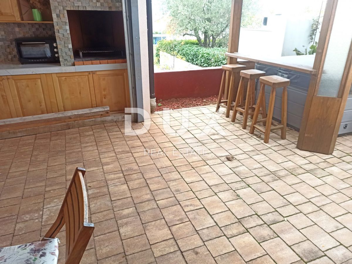 ISTRIA, MEDULIN - Casa a un piano con parcheggio e cortile a 120 m dalla spiaggia