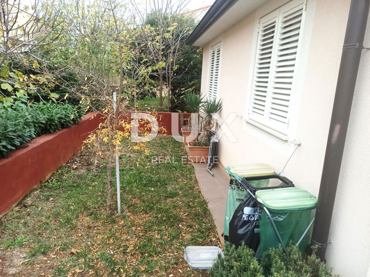 ISTRIA, MEDULIN - Casa a un piano con parcheggio e cortile a 120 m dalla spiaggia