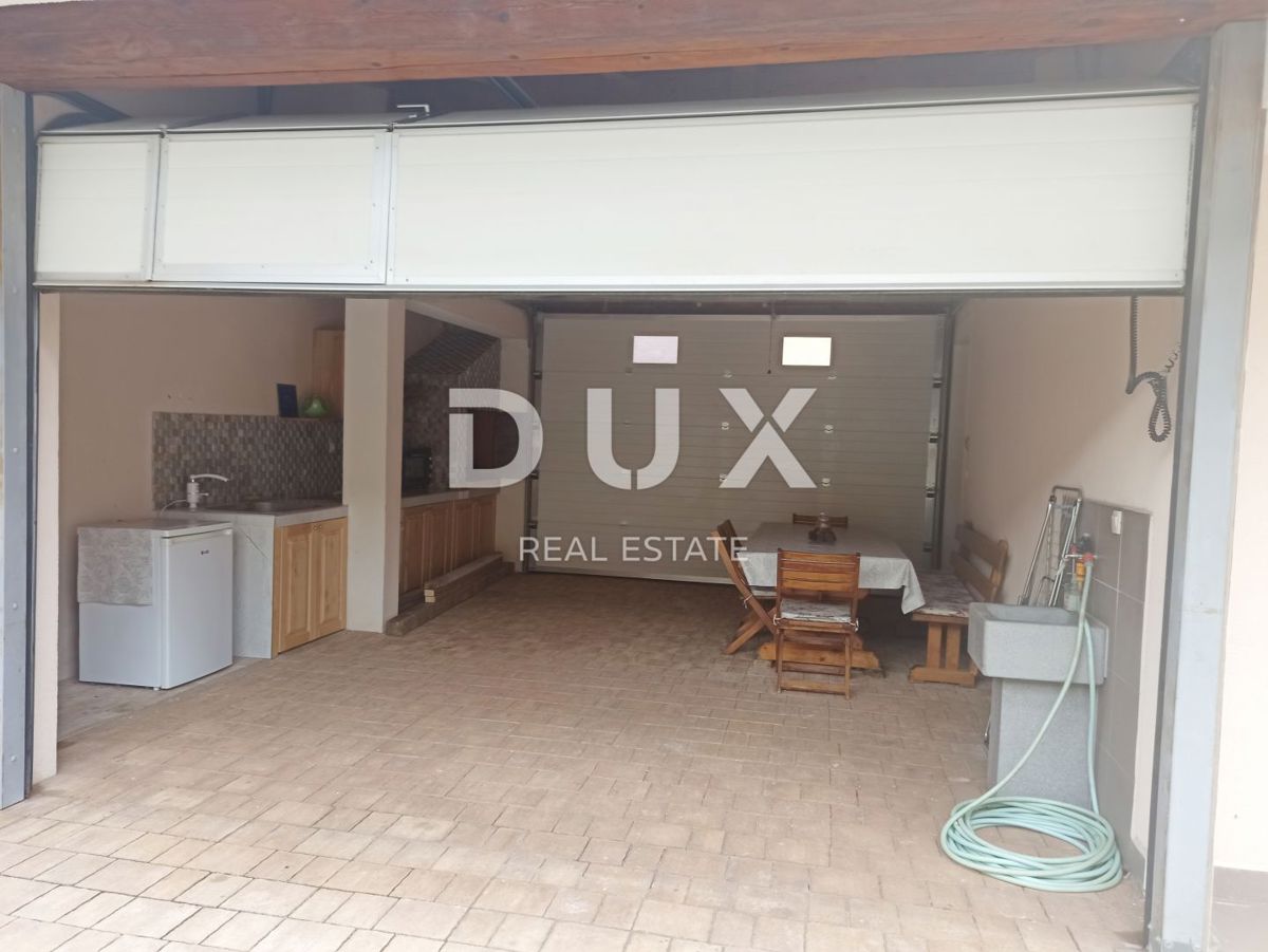 ISTRIA, MEDULIN - Casa a un piano con parcheggio e cortile a 120 m dalla spiaggia