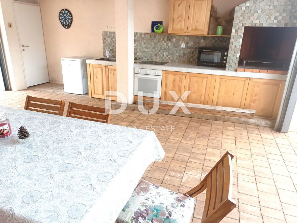 ISTRIA, MEDULIN - Casa a un piano con parcheggio e cortile a 120 m dalla spiaggia