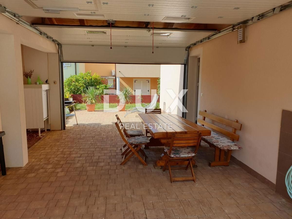 ISTRIA, MEDULIN - Casa a un piano con parcheggio e cortile a 120 m dalla spiaggia