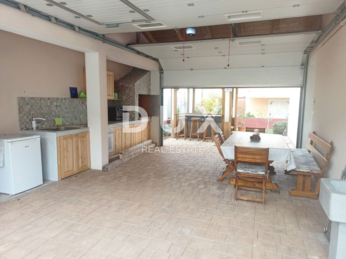 ISTRIA, MEDULIN - Casa a un piano con parcheggio e cortile a 120 m dalla spiaggia