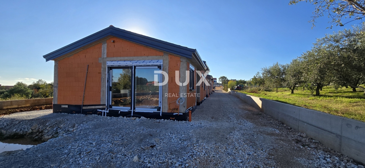 ISTRIA, KAŠTELIR - Tre case a un piano con piscina, nuova costruzione