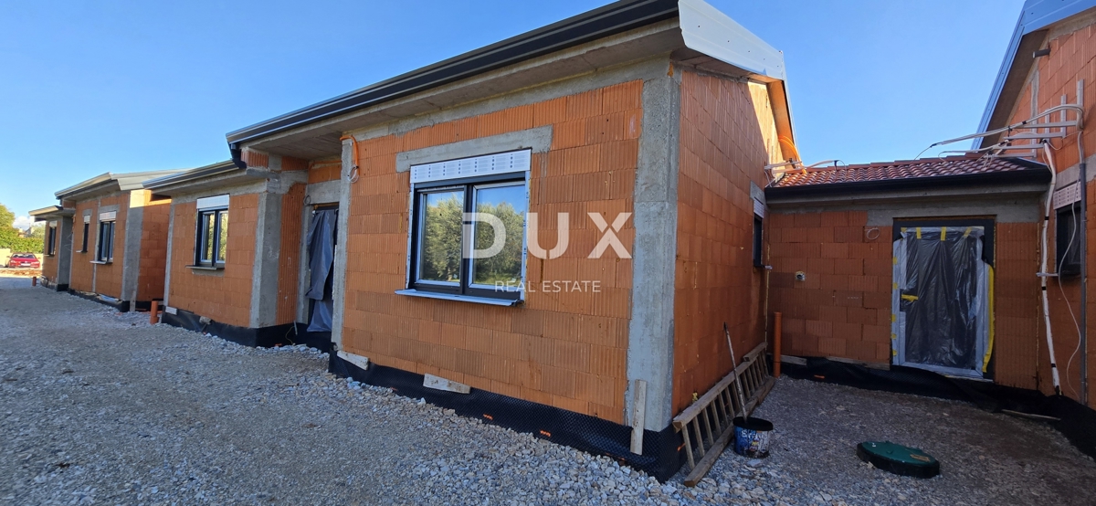 ISTRIA, KAŠTELIR - Tre case a un piano con piscina, nuova costruzione