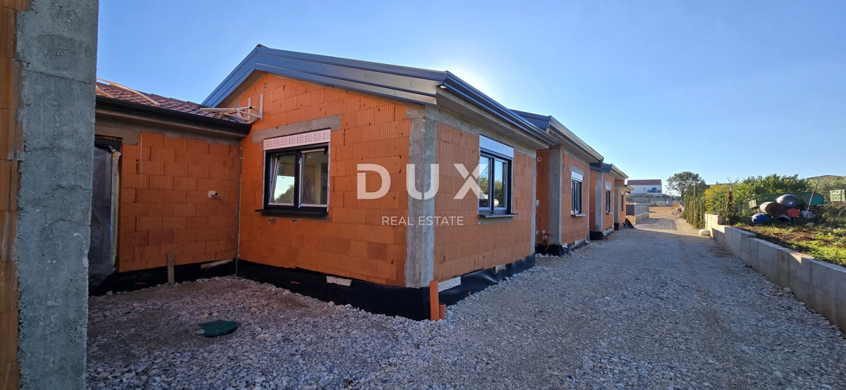 ISTRIA, KAŠTELIR - Tre case a un piano con piscina, nuova costruzione