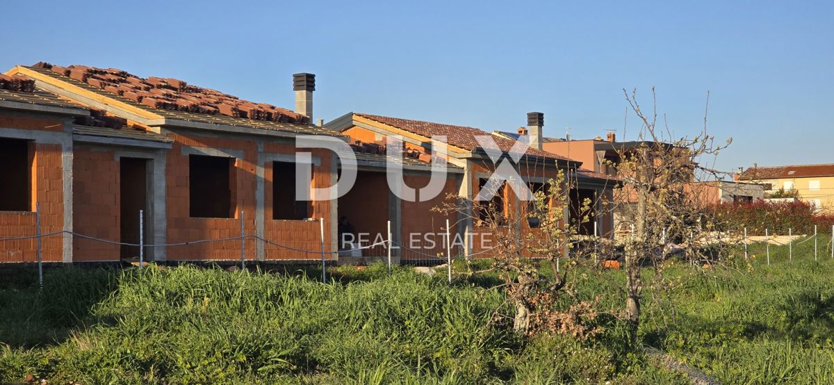 ISTRIA, KAŠTELIR - Tre case a un piano con piscina, nuova costruzione