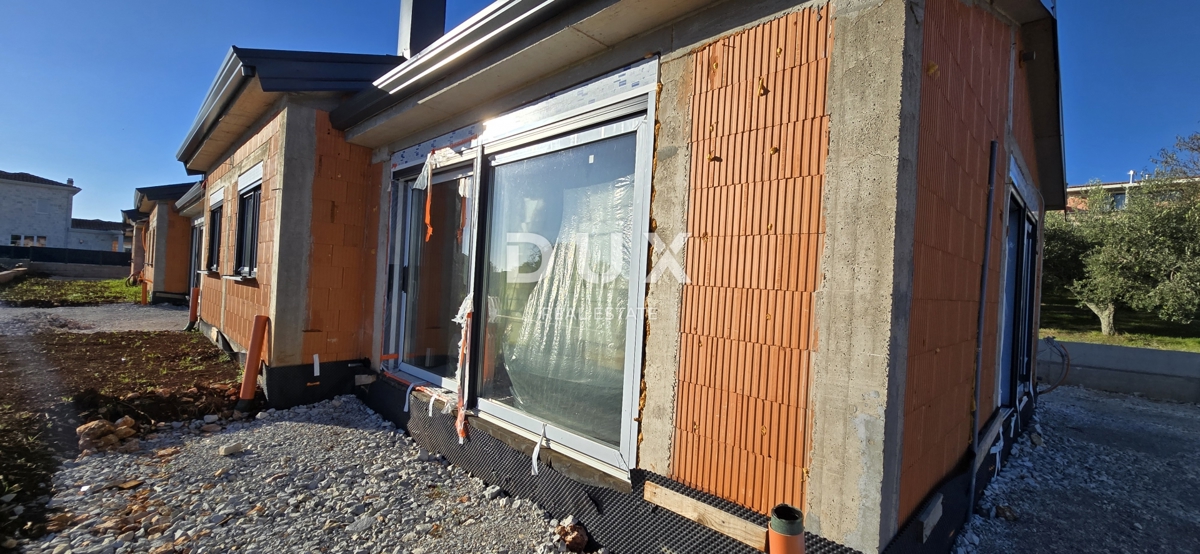 ISTRIA, KAŠTELIR - Tre case a un piano con piscina, nuova costruzione