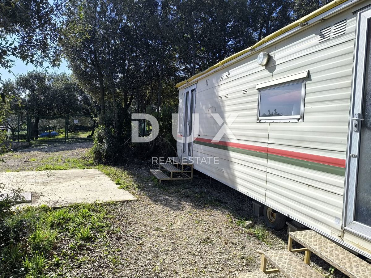 ISTRIA, PERUŠKI - Terreno 2a fila al mare con roulotte, solare, acqua, fossa settica