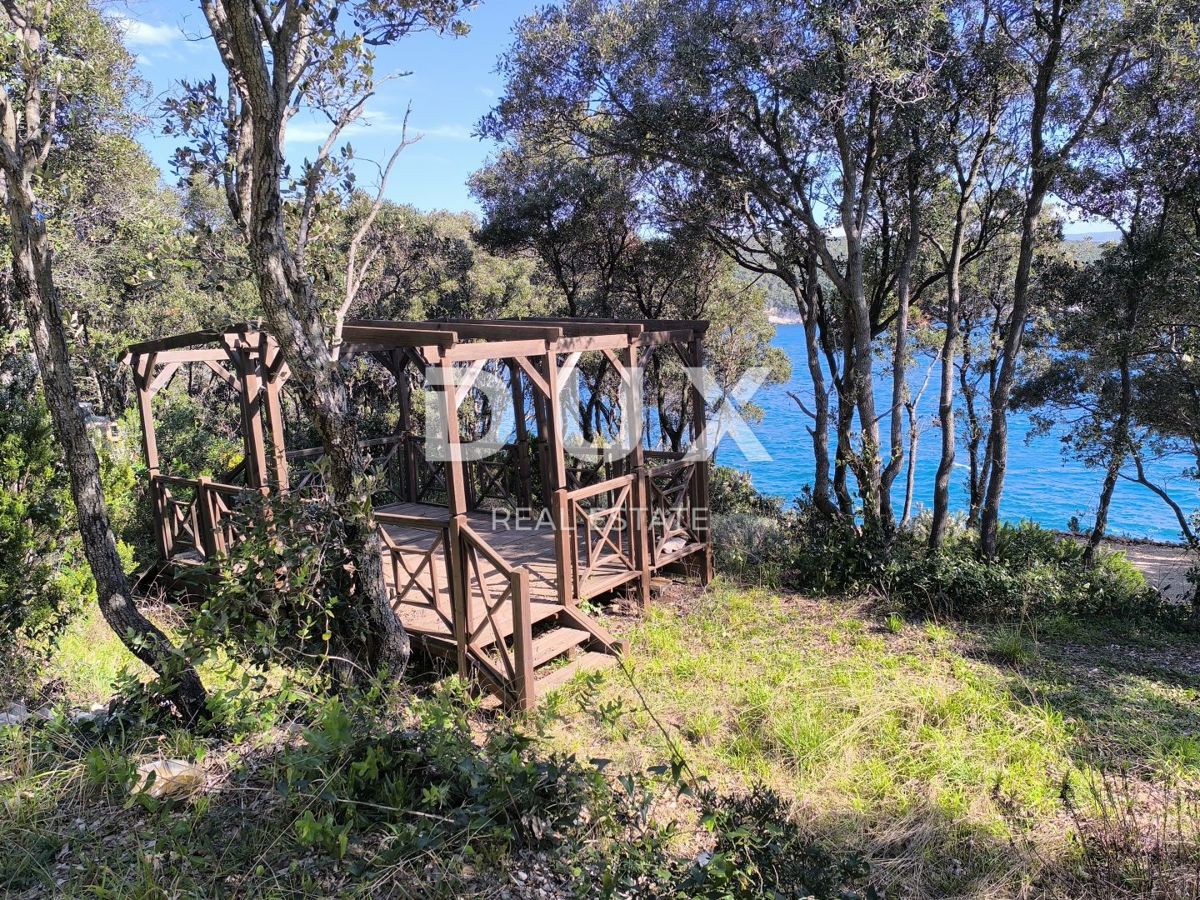 ISTRIA, PERUŠKI - Terreno 2a fila al mare con roulotte, solare, acqua, fossa settica