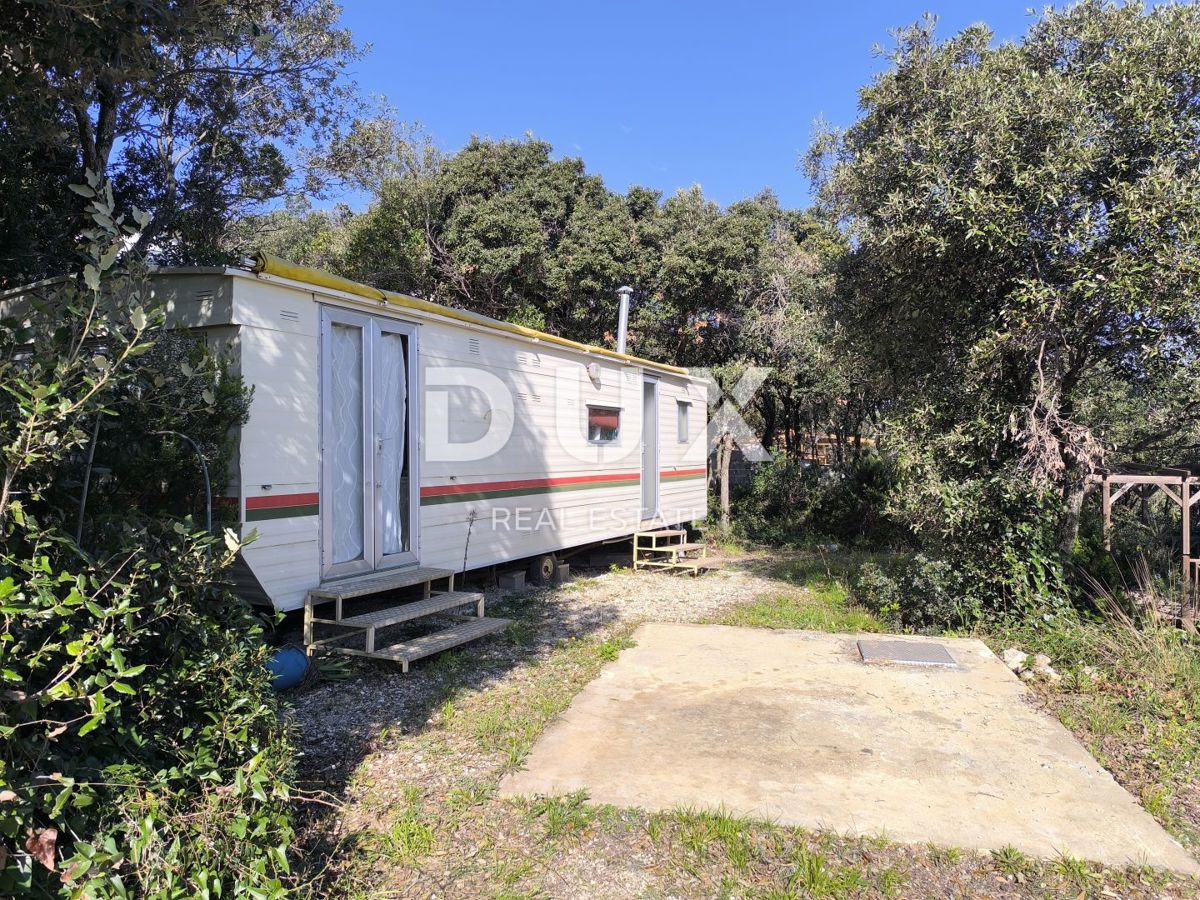 ISTRIA, PERUŠKI - Terreno 2a fila al mare con roulotte, solare, acqua, fossa settica