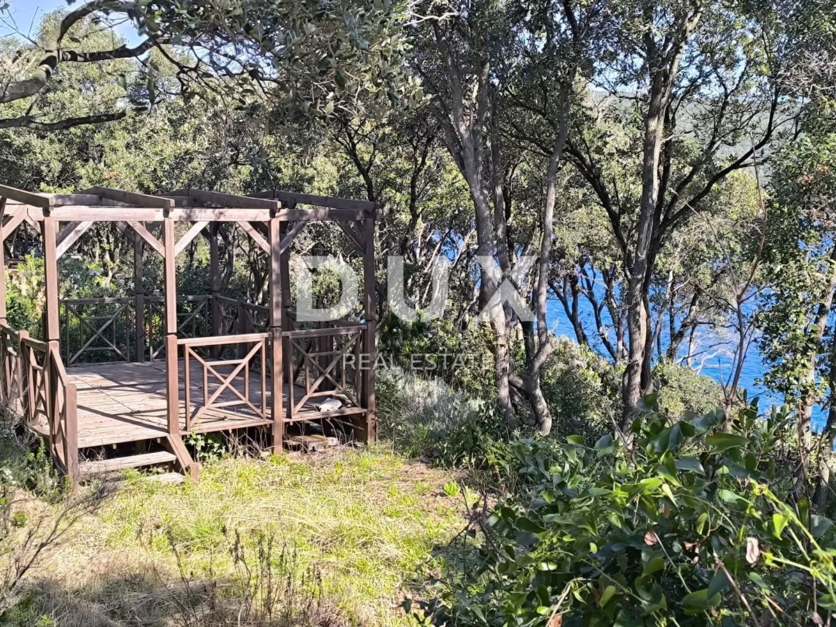 ISTRIA, PERUŠKI - Terreno 2a fila al mare con roulotte, solare, acqua, fossa settica