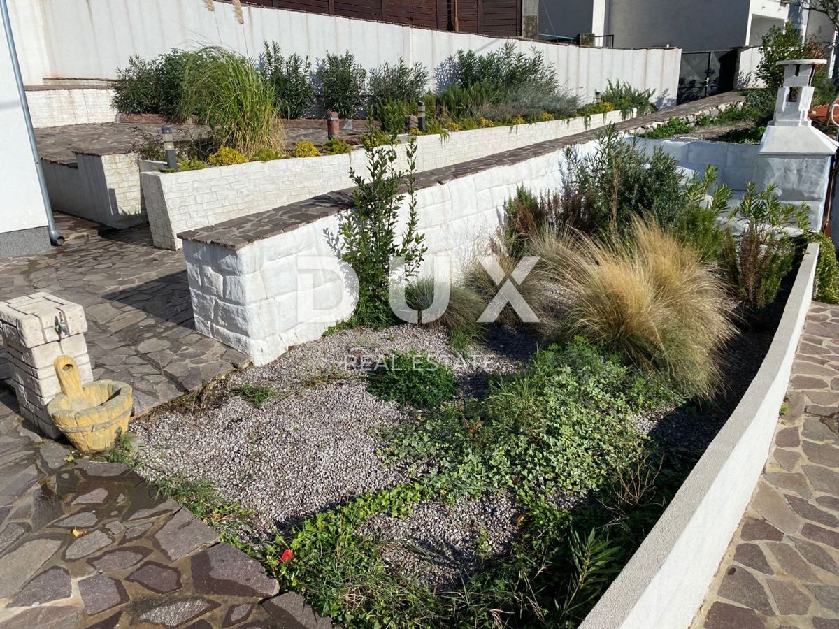 RIJEKA, KRIMEA - 2 case indipendenti con vista mare + 2 annessi + giardino! OPPORTUNITÀ!