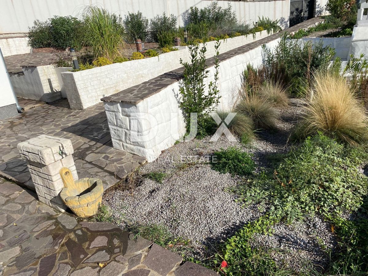RIJEKA, KRIMEA - 2 case indipendenti con vista mare + 2 annessi + giardino! OPPORTUNITÀ!