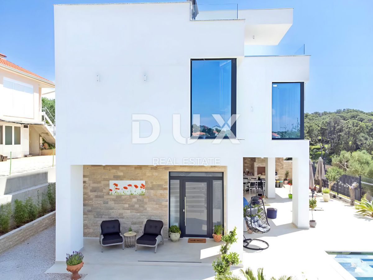DALMAZIA, ISOLA DI PAG - Casa di architettura moderna con piscina a 50 metri dal mare