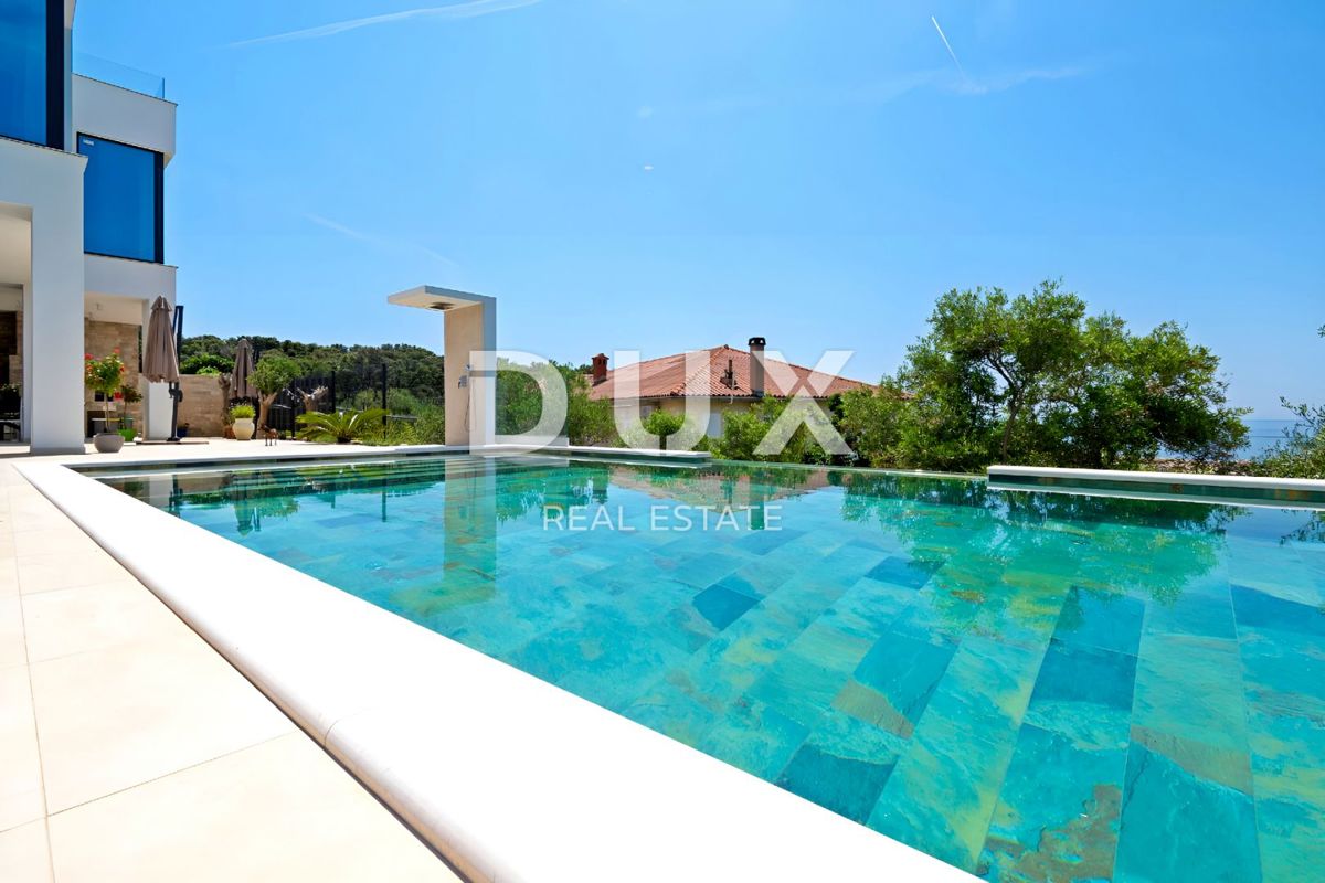 DALMAZIA, ISOLA DI PAG - Casa di architettura moderna con piscina a 50 metri dal mare