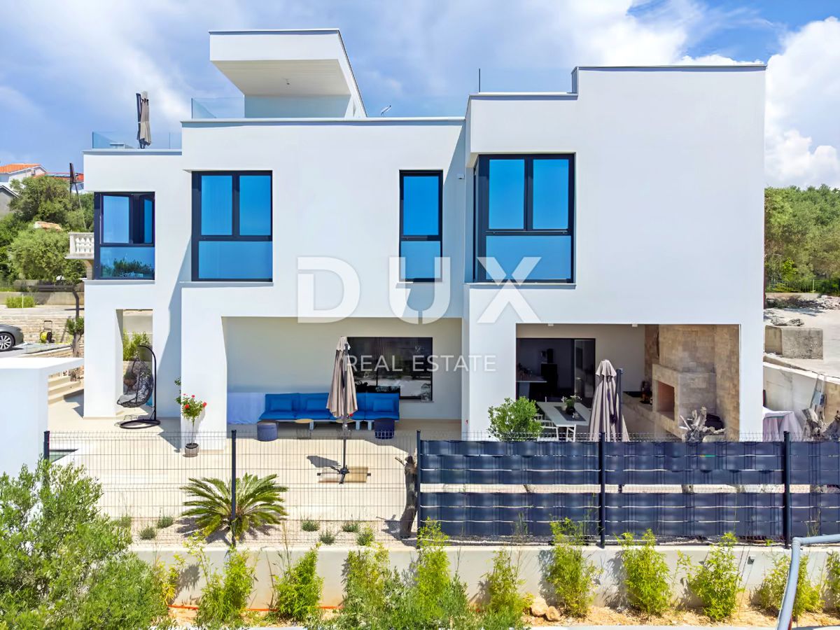 DALMAZIA, ISOLA DI PAG - Casa di architettura moderna con piscina a 50 metri dal mare