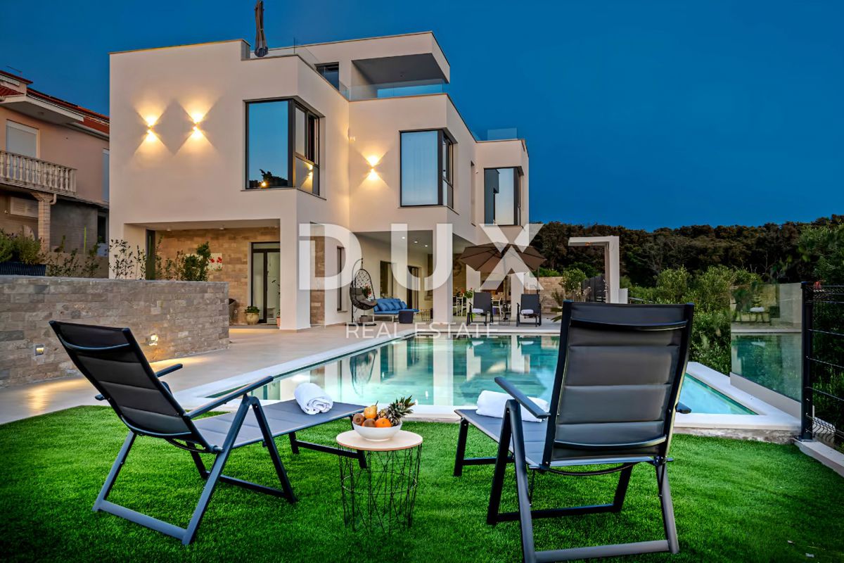 DALMAZIA, ISOLA DI PAG - Casa di architettura moderna con piscina a 50 metri dal mare