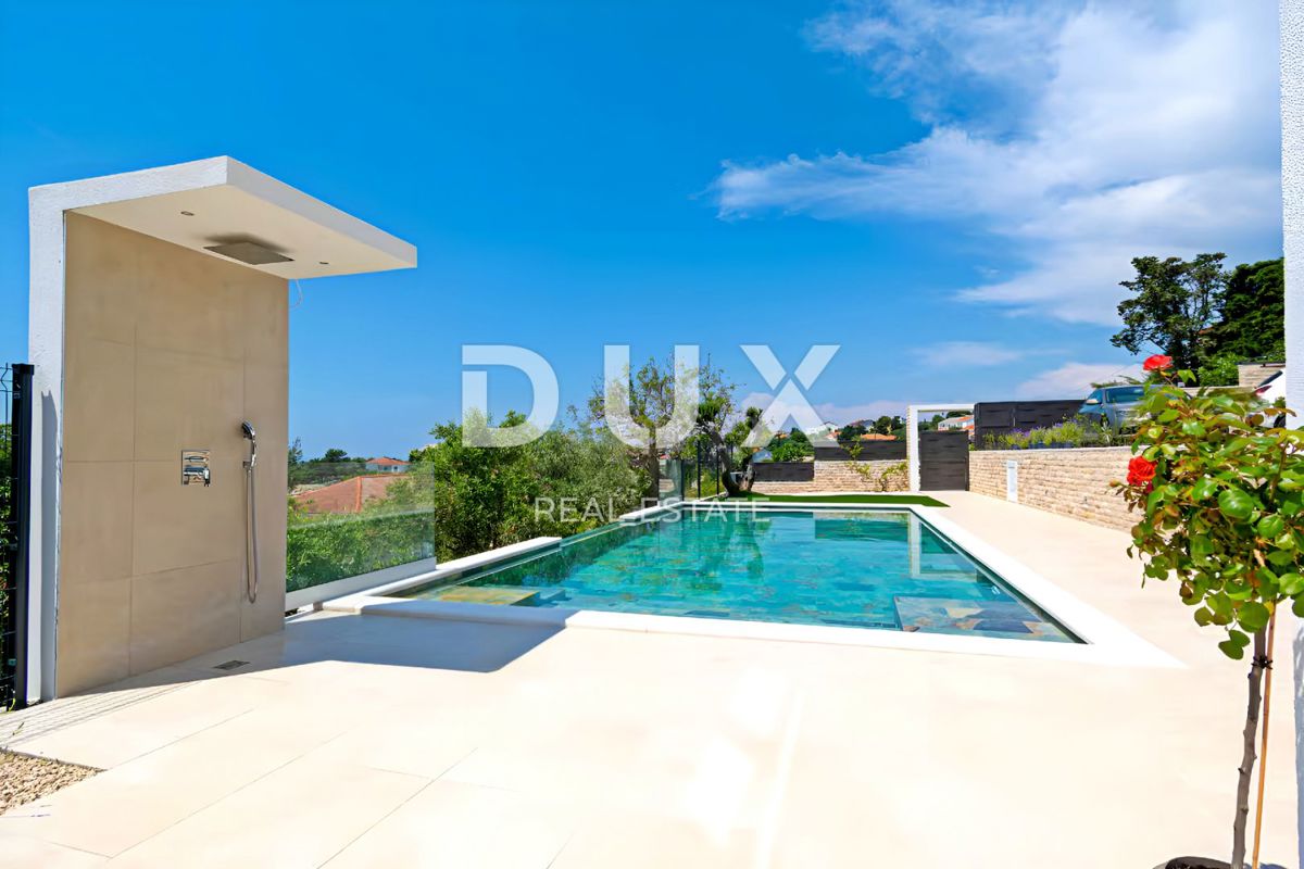 DALMAZIA, ISOLA DI PAG - Casa di architettura moderna con piscina a 50 metri dal mare